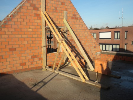 oei oei die muur heeft  niet genoeg spek gegeten want hij heeft hulp nodig om te blijven staan 