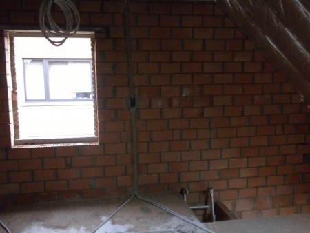 nog een beeld van mijn speelzolder : door het venster kan ik zwaaien naar de buren 