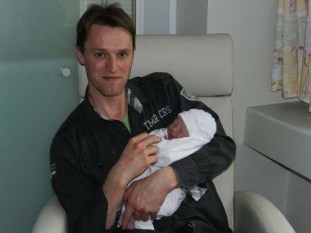 eerste keer bij papa op schoot 