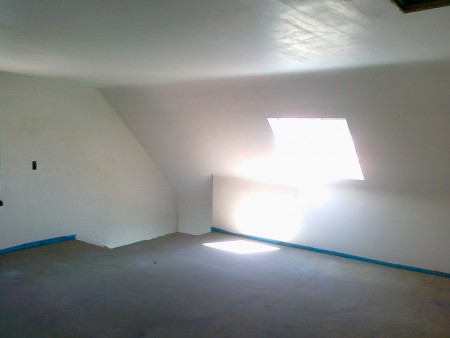 Nog eens  mijn GGGRRROOOTE speelzolder  de velux zit langs de straatzijde want papa heeft nog toekomstplannen met het dak langs achter