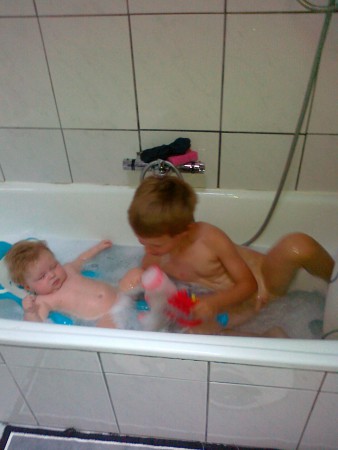 samen  in bad ! spetterpret voor 100 !